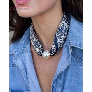 Halssjaal blauw ecru met parel sluiting 544 Halssjaal blauw ecru met parel sluiting 544